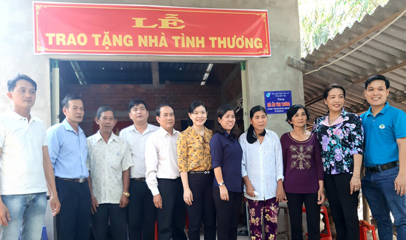 LUONG QUOI COCONUT CO., LTD DONATES THE HOUSES OF LOVE TO DIFFICULT CIRCUMSTANCES IN THE PROVINCE