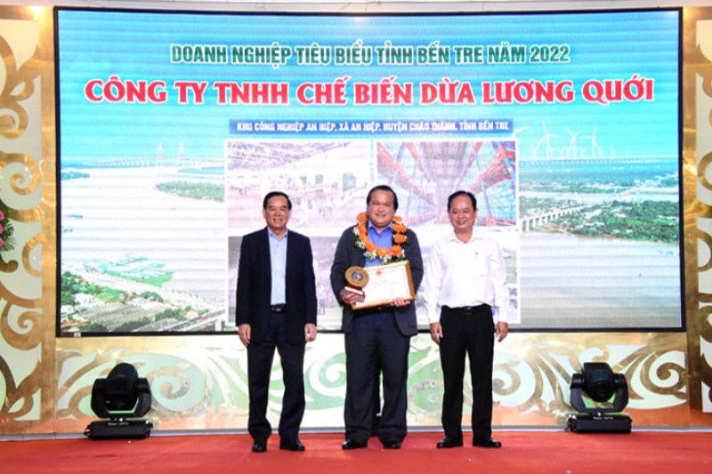 GIÁM ĐỐC CÔNG TY TNHH CHẾ BIẾN DỪA LƯƠNG QUỚI - ÔNG CÙ VĂN THÀNH VINH DỰ NHẬN DANH HIỆU DOANH NHÂN TIÊU BIỂU TỈNH BẾN TRE 2022