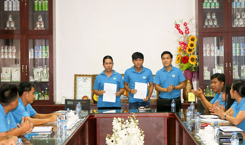 TUYÊN DƯƠNG CÔNG ĐOÀN VIÊN CÓ NGHĨA CỬ CAO ĐẸP “ NHẶT ĐƯỢC CỦA RƠI TRẢ LẠI CHO NGƯỜI MẤT”