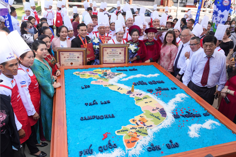 CHIÊM NGƯỠNG BẢN ĐỒ VIỆT NAM TỪ XÔI NƯỚC CỐT DỪA LỚN NHẤT VIỆT NAM